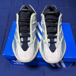 Adidas Yeezy 700 V3 Kyanite 2021 Size 10